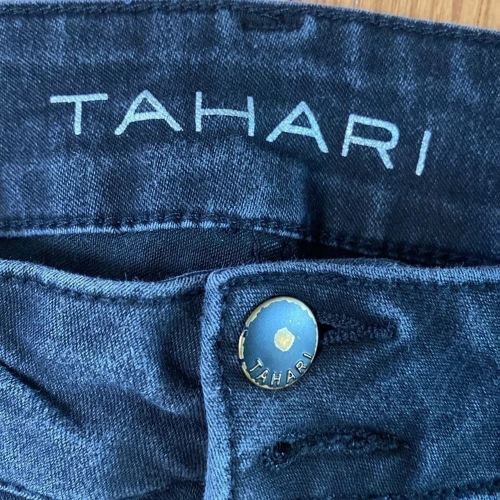 Tahari cropped skinny jeans size 4/27 black wash